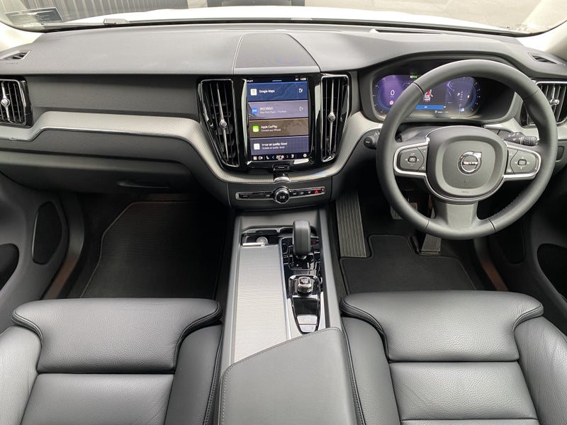 2025 Volvo XC60 B5 AWD PLUS image 3