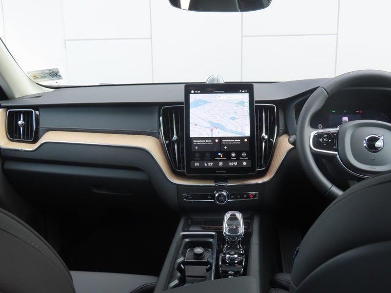 2025 Volvo XC60 B5 AWD Ultra Dark image 2