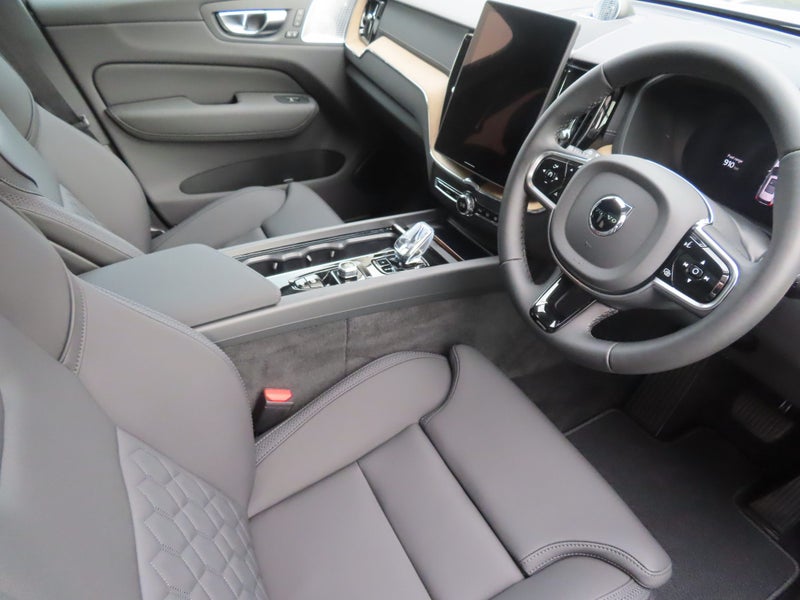 2025 Volvo XC60 B5 AWD Ultra Dark image 3
