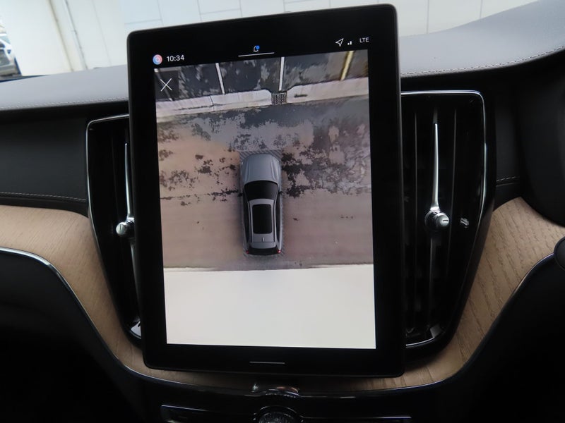 2025 Volvo XC60 B5 AWD Ultra Dark image 4
