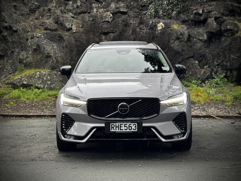 2025 Volvo XC60 B5 AWD Ultra Dark image 2