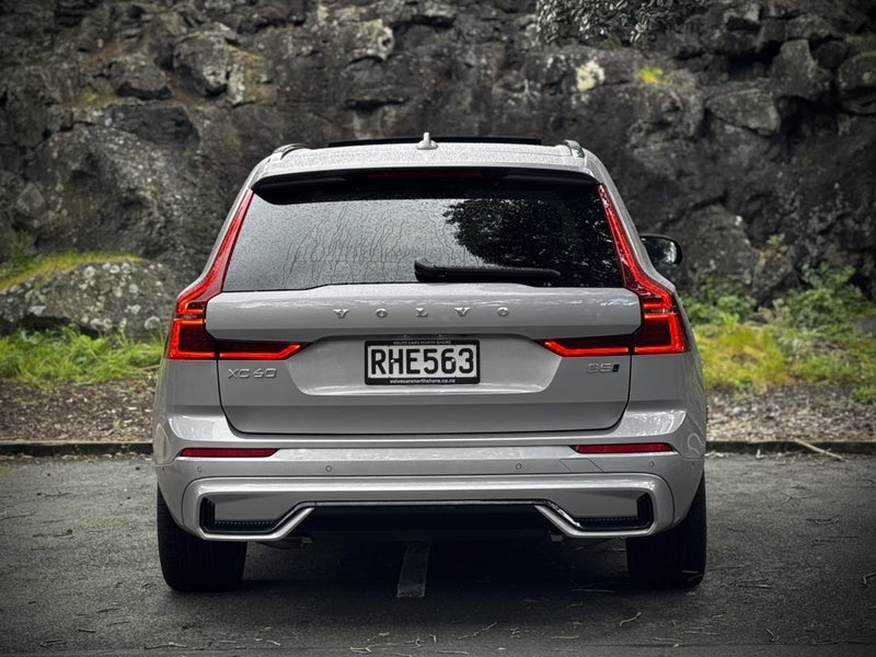 2025 Volvo XC60 B5 AWD Ultra Dark image 3