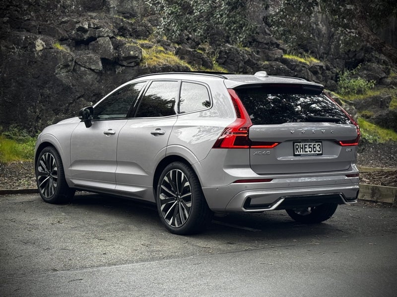 2025 Volvo XC60 B5 AWD Ultra Dark image 4