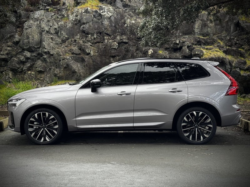 2025 Volvo XC60 B5 AWD Ultra Dark image 5