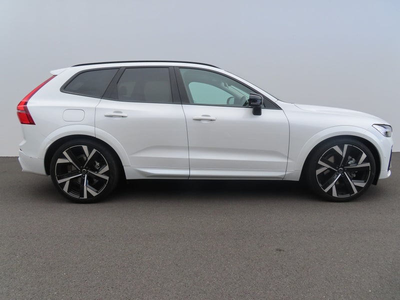 2025 Volvo XC60 B5 AWD Ultra Dark image 2