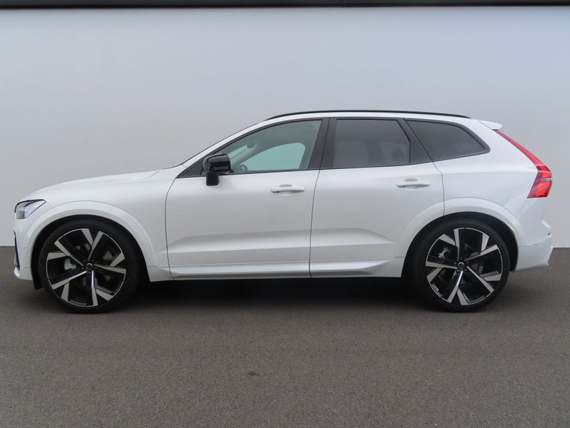 2025 Volvo XC60 B5 AWD Ultra Dark image 4