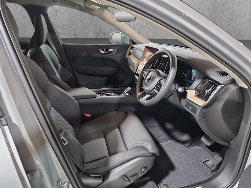 2025 Volvo XC60 B5 Plus image 2
