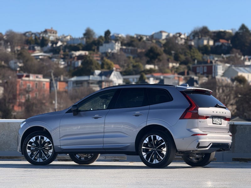 2025 Volvo XC60 B5 Ultra Dark 2.0P image 2