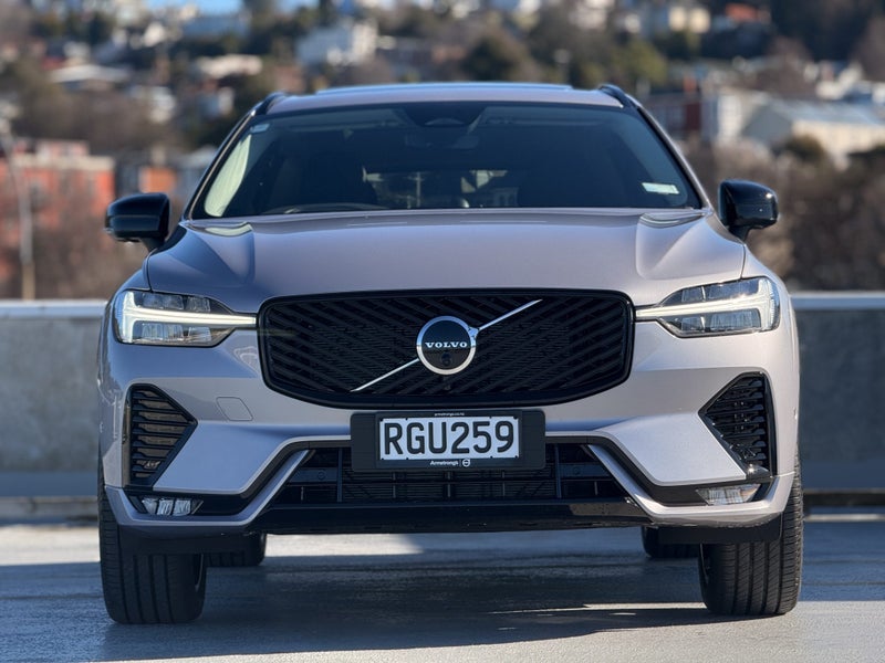 2025 Volvo XC60 B5 Ultra Dark 2.0P image 3