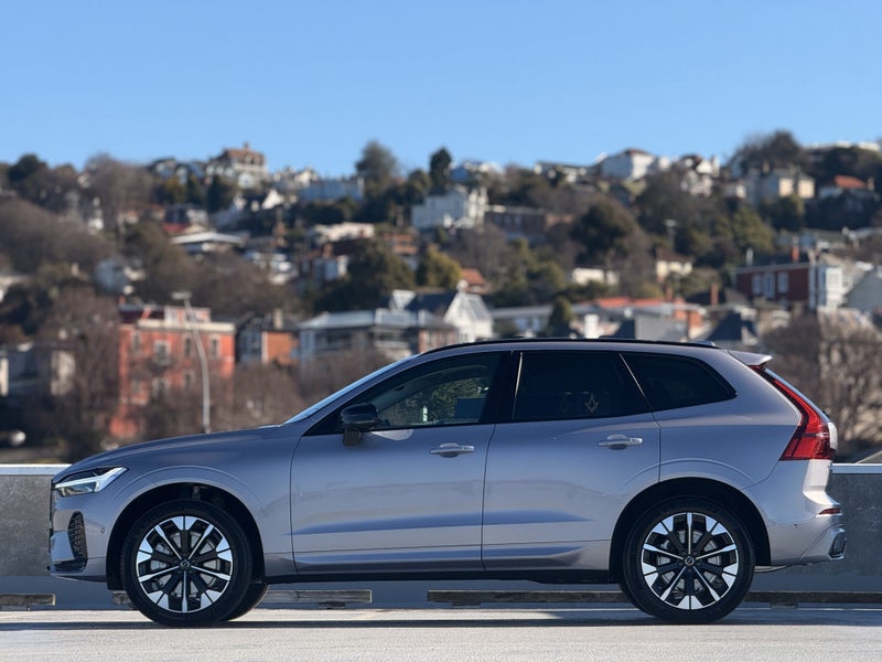 2025 Volvo XC60 B5 Ultra Dark 2.0P image 5