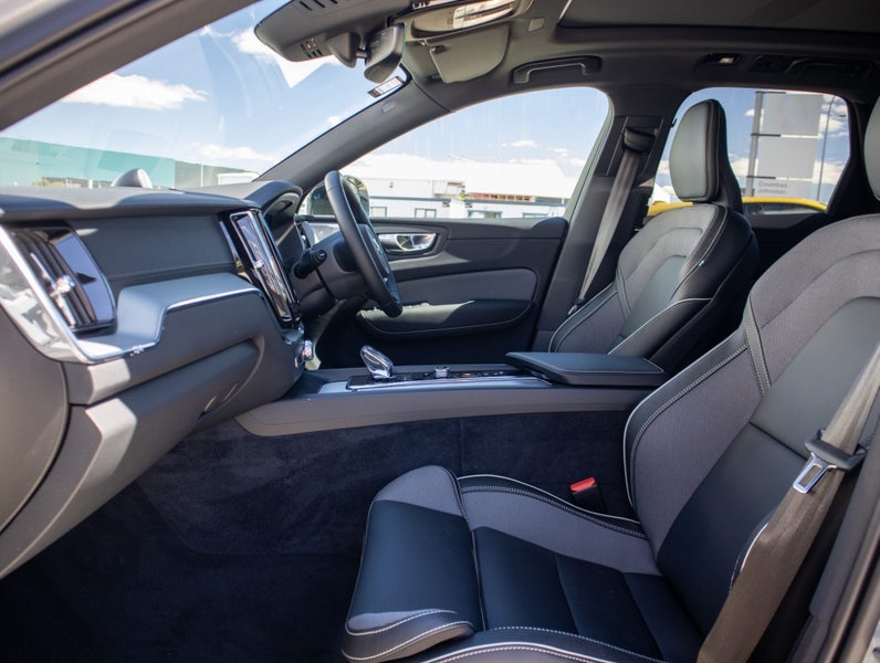 2025 Volvo XC60 T8 ULTRA PHEV image 3