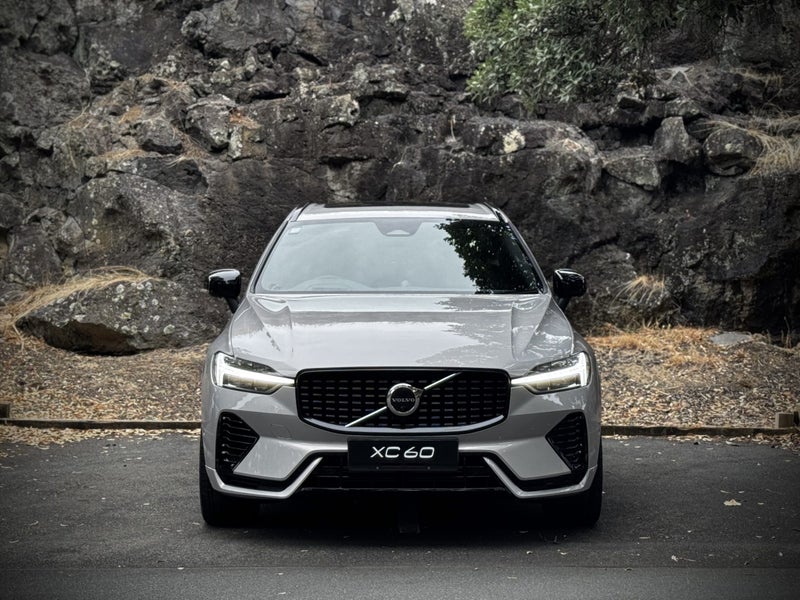 2025 Volvo XC60 T8 Ultra Plug-in Hybrid image 2