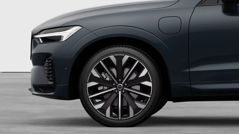 2025 Volvo XC60 T8 Ultra Plug-in Hybrid image 2