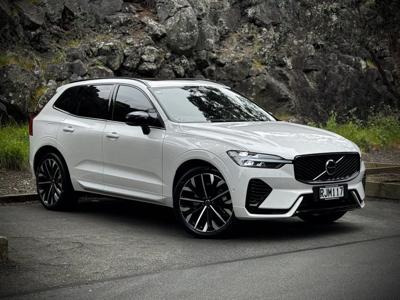 2025 Volvo XC60 T8 Ultra Plug-in Hybrid image 1