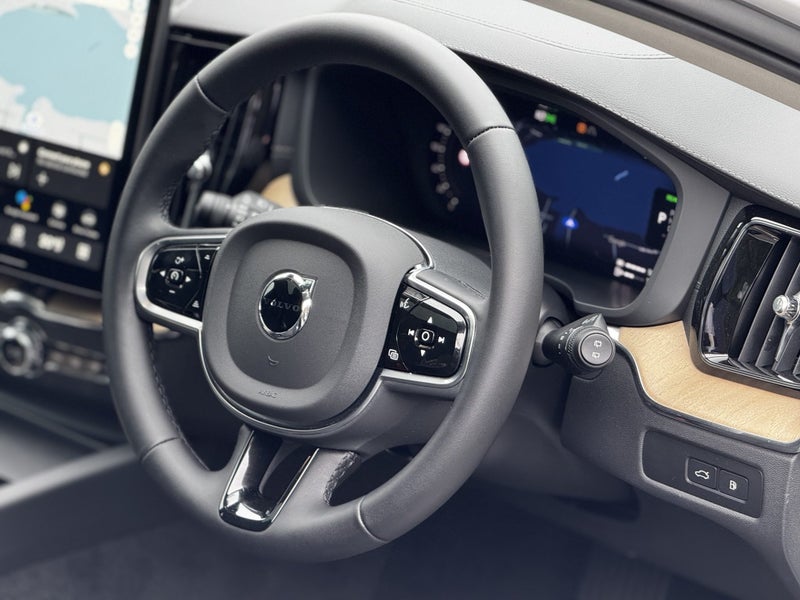 2025 Volvo XC60 T8 Ultra Plug-in Hybrid image 3