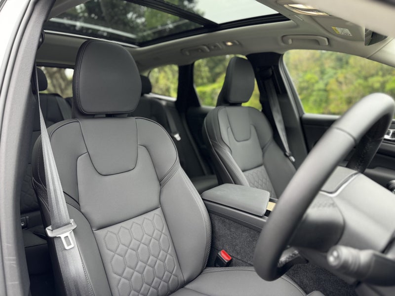 2025 Volvo XC60 T8 Ultra Plug-in Hybrid image 4