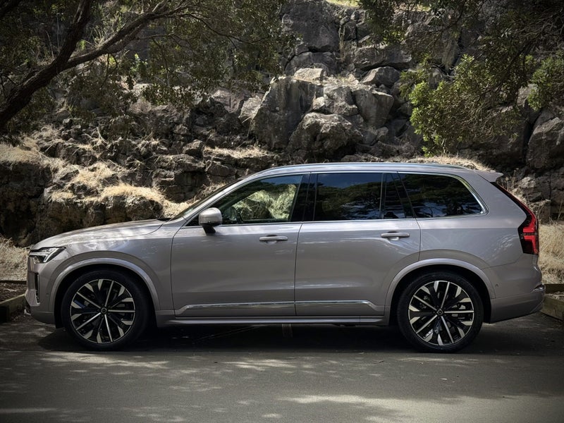 2025 Volvo XC90 B5 AWD Ultra Bright image 3