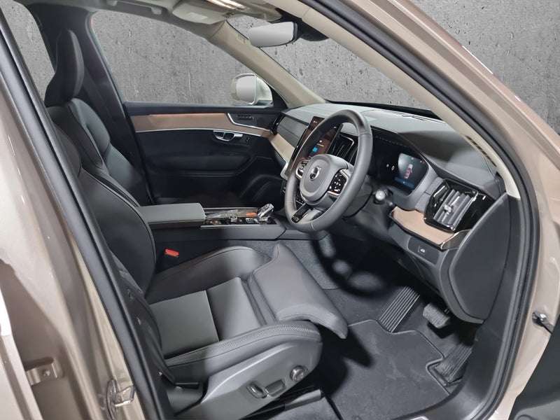 2025 Volvo XC90 B5 Plus image 2