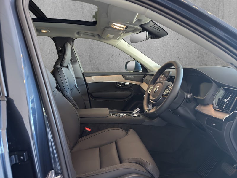 2025 Volvo XC90 B5 Ultra Bright 2.0P image 2