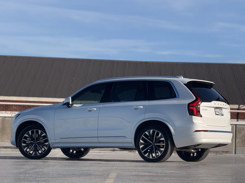 2025 Volvo XC90 B5 Ultra Bright 2.0P image 2
