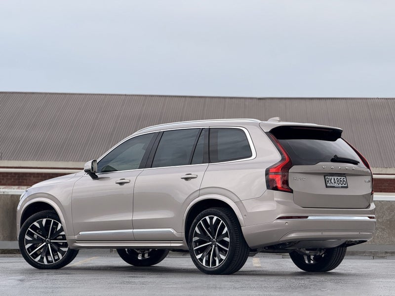 2025 Volvo XC90 B5 Ultra Bright 2.0P image 2