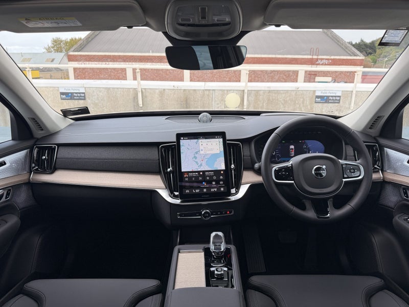 2025 Volvo XC90 B5 Ultra Bright 2.0P image 3