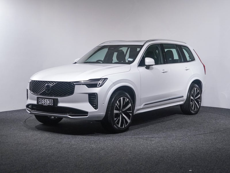 2025 Volvo XC90 B5 Ultra Bright image 3