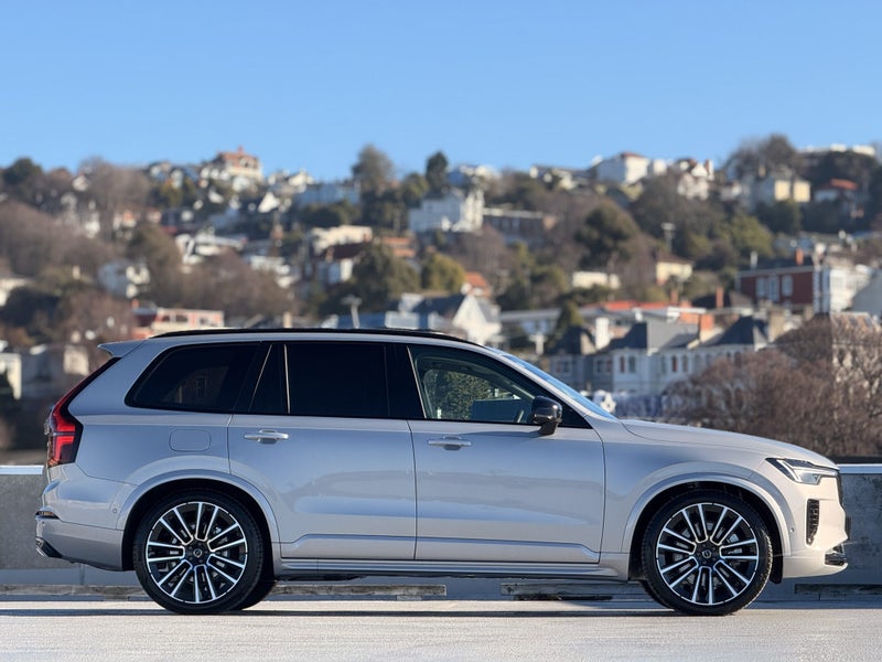 2025 Volvo XC90 T8 Ultra PHEV / 4WD image 3