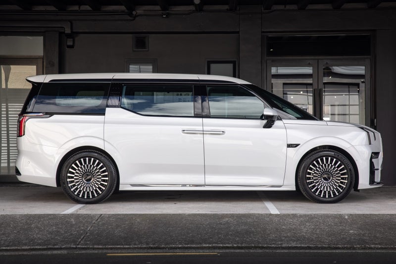 2025 Zeekr 009 6-Seat image 2