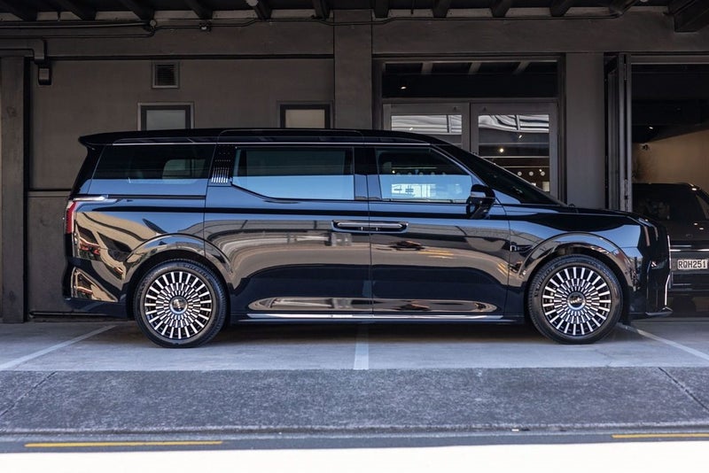 2025 Zeekr 009 7-Seat image 2