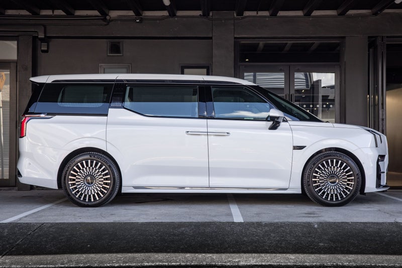 2025 Zeekr 009 7-Seat image 2