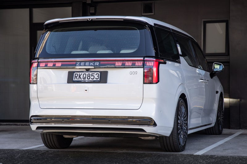 2025 Zeekr 009 7-Seat image 3