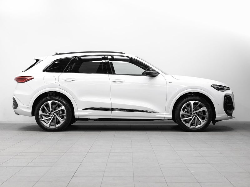 2026 Audi Q5 e-hybrid S-Line 220kW AWD image 5