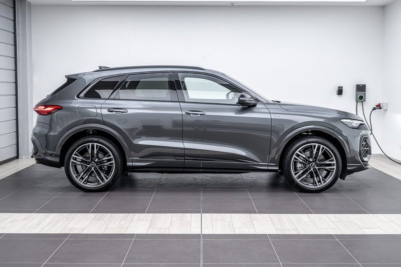 2026 Audi Q5 E-HYBRID S LINE image 2