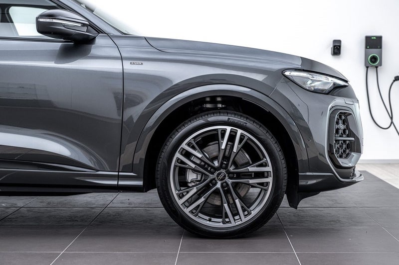 2026 Audi Q5 E-HYBRID S LINE image 3