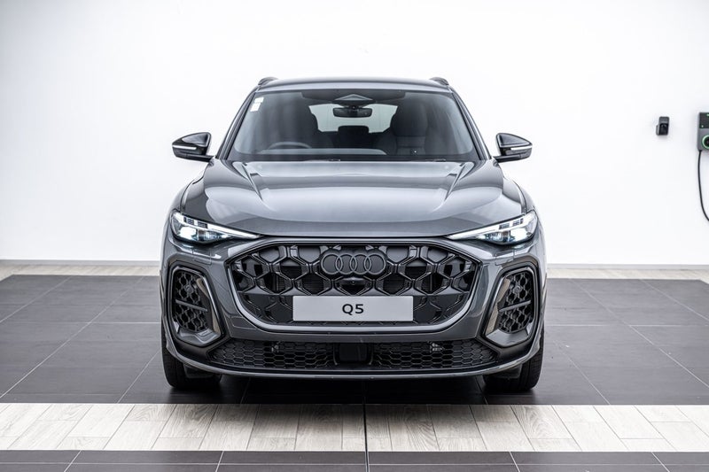 2026 Audi Q5 E-HYBRID S LINE image 4
