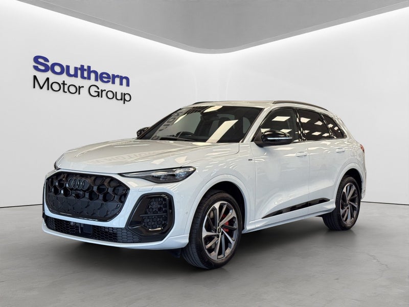 2026 Audi Q5 e-hybrid S-Line image 3