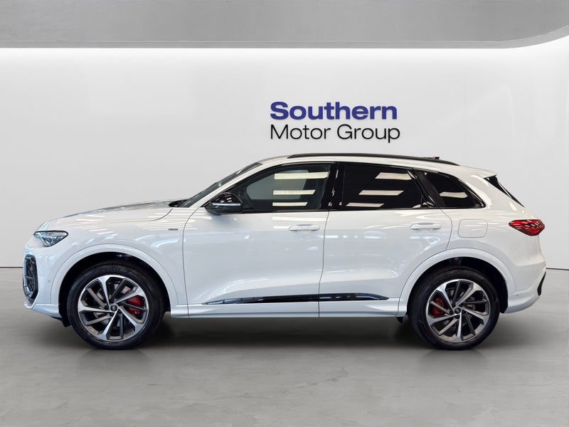2026 Audi Q5 e-hybrid S-Line image 4