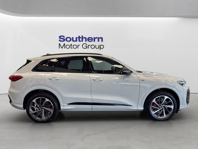 2026 Audi Q5 e-hybrid S-Line image 5