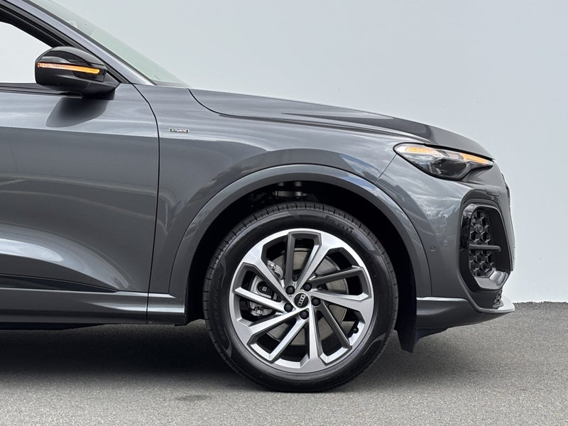 2026 Audi Q5 e-hybrid S line image 5