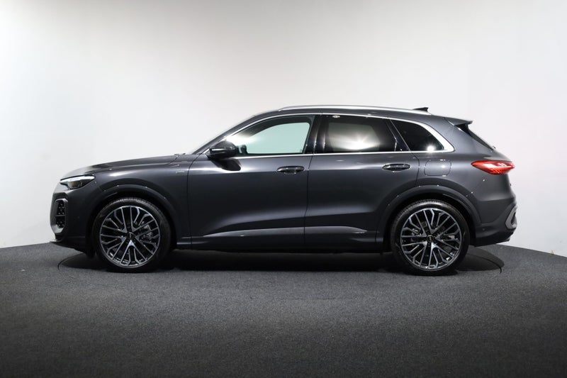 2026 Audi Q5 S-line e-hybrid 220kW quattro image 3