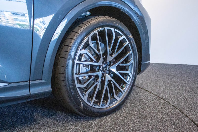 2026 Audi Q5 S-line e-hybrid 220kW quattro image 4