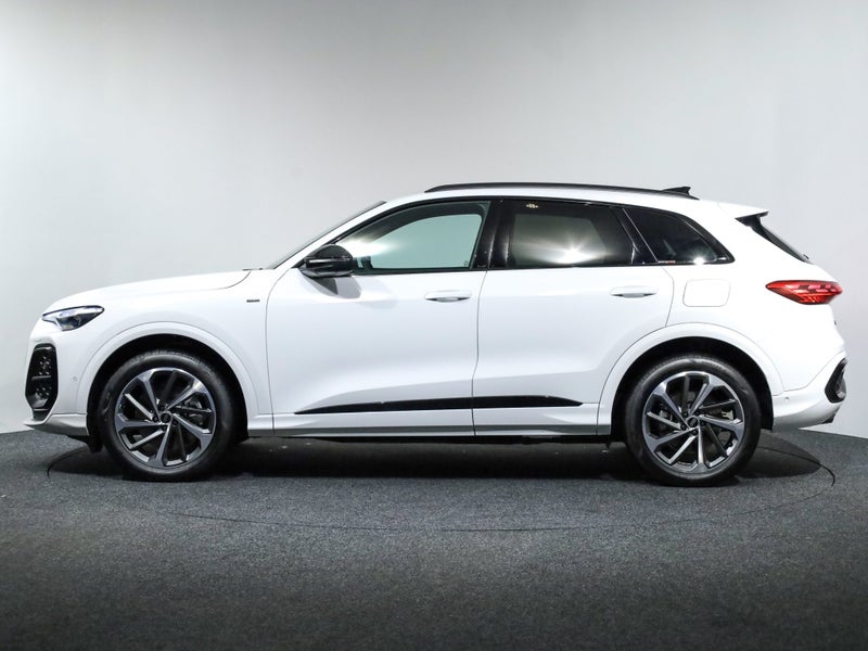 2026 Audi Q5 S-line e-hybrid 220kW quattro image 3