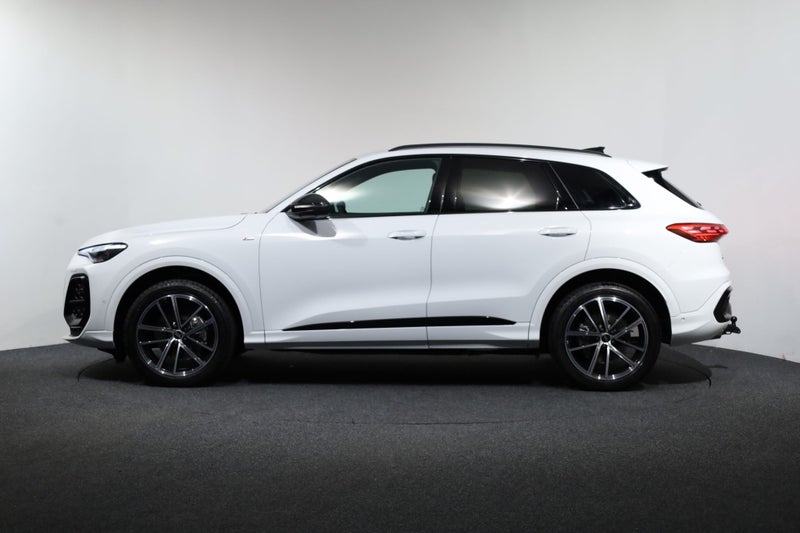 2026 Audi Q5 S-line TFSI MHEV+ 150kW quattro image 3