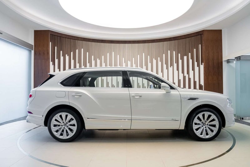 2026 Bentley Bentayga Azure, Extended Wheelbase image 4