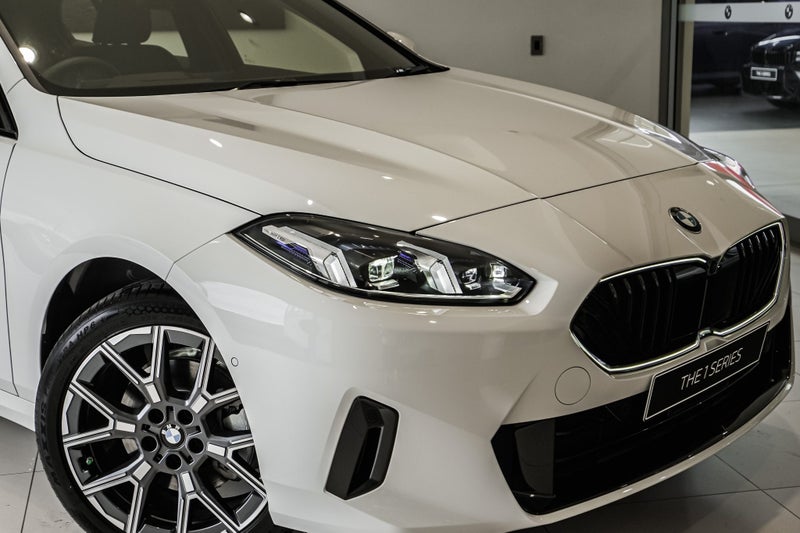 2026 BMW 1 Series 120 Hatch image 3