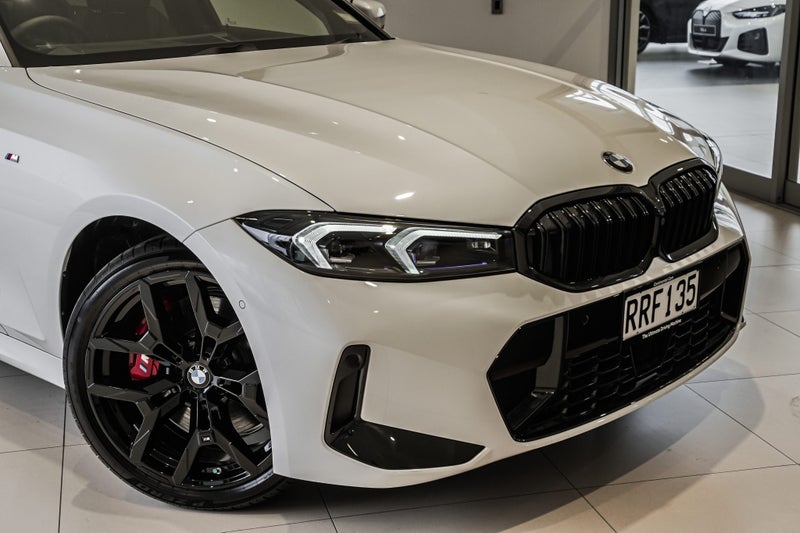 2026 BMW 320i Sedan image 3