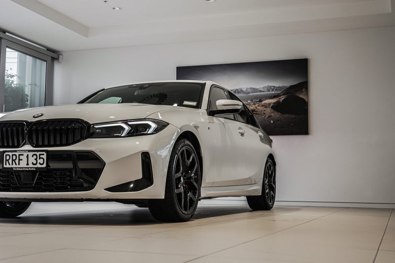 2026 BMW 320i Sedan image 5