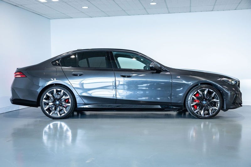 2026 BMW 550e xDrive image 3