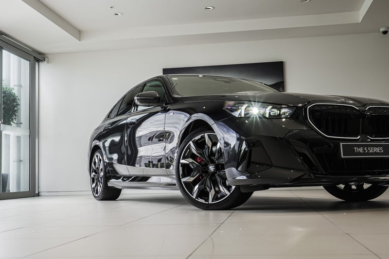 2026 BMW 550e xDrive Sedan image 2